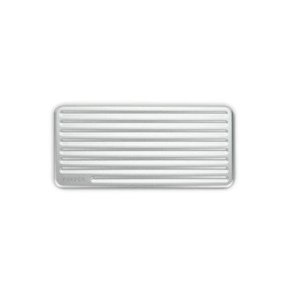 Draufsicht auf ein silbernes Puffco Travel Case, das seine rechteckige Form und die parallele Riffelstruktur zeigt.