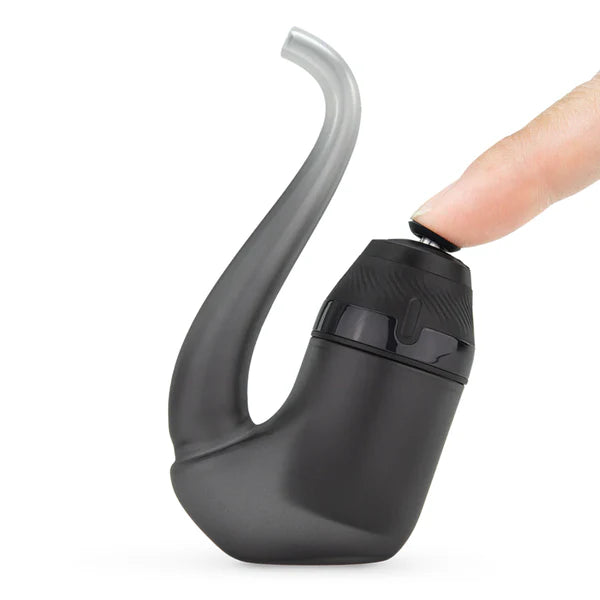 Ein rauchgrauer, pfeifenförmiger Vaporizer, bei dem ein Finger den schwarzen Einschaltknopf an der Oberseite betätigt.
