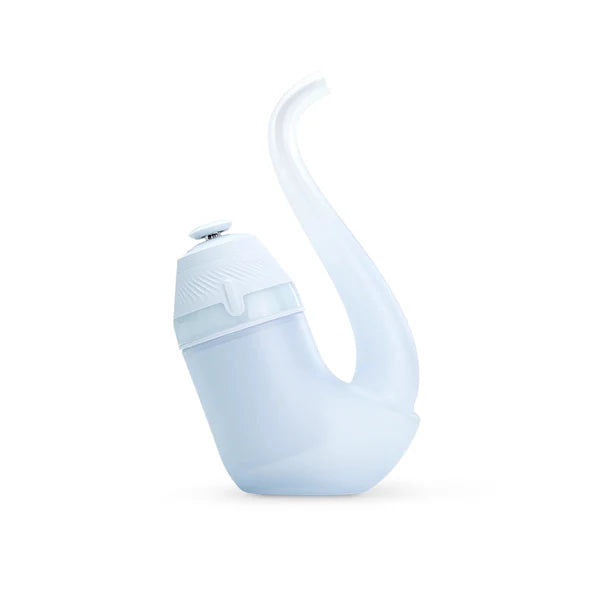 Ein hellblauer, pfeifenförmiger Glasaufsatz für einen Vaporizer mit einem langen, geschwungenen Mundstück auf weißem Hintergrund.