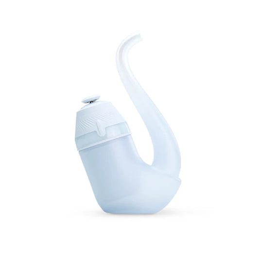 Ein hellblauer, pfeifenförmiger Glasaufsatz für einen Vaporizer mit einem langen, geschwungenen Mundstück auf weißem Hintergrund.