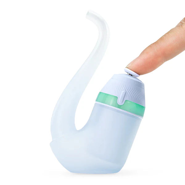 Ein hellblauer, pfeifenförmiger Glasaufsatz mit langem Mundstück, montiert auf einer kompakten Vaporizer-Einheit.