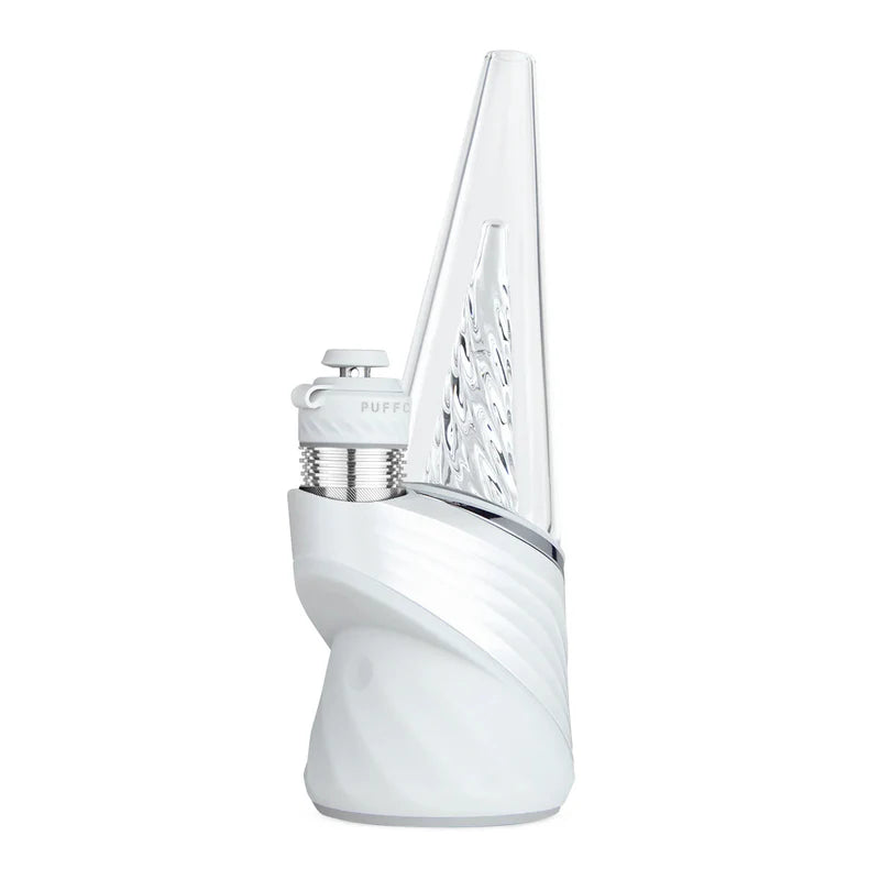 Ein eleganter, komplett weißer Puffco Peak Vaporizer mit einem gläsernen Wasserfilter und einem modernen, strukturierten Gehäuse.