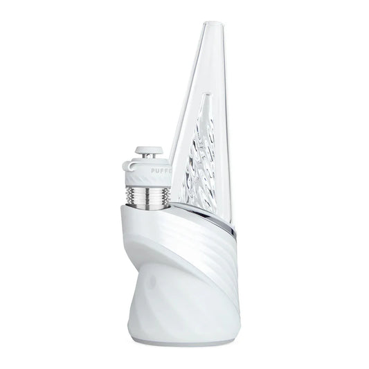 Ein eleganter, komplett weißer Puffco Peak Vaporizer mit einem gläsernen Wasserfilter und einem modernen, strukturierten Gehäuse.