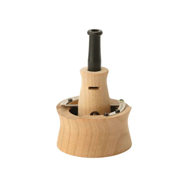 Ein vollständig zusammengebauter Vapman Holz-Vaporizer mit schwarzem Mundstück in seinem charakteristischen, handgefertigten Design.